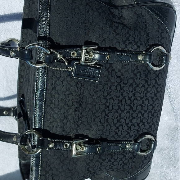 COACH black shoulder bag, zip top, multiple pockets. - Picture 2 of 14